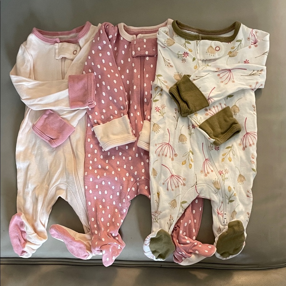 Baby girl footies like new🩷